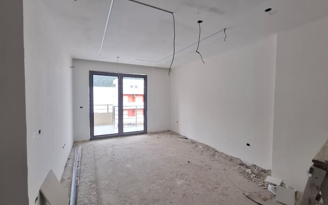 Nowy 2-pokojowy apartament z balkonem w stanie deweloperskim – Lungomare, Wlora