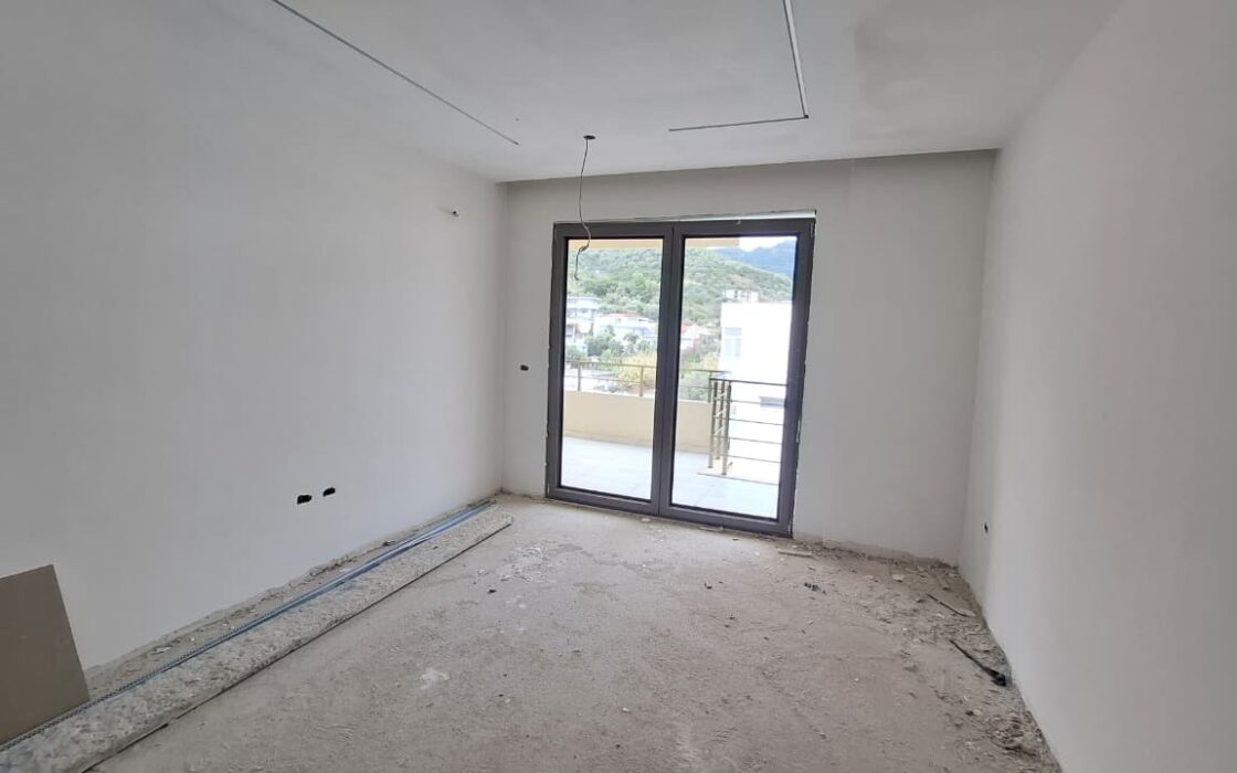 Nowy 2-pokojowy apartament z balkonem w stanie deweloperskim – Lungomare, Wlora
