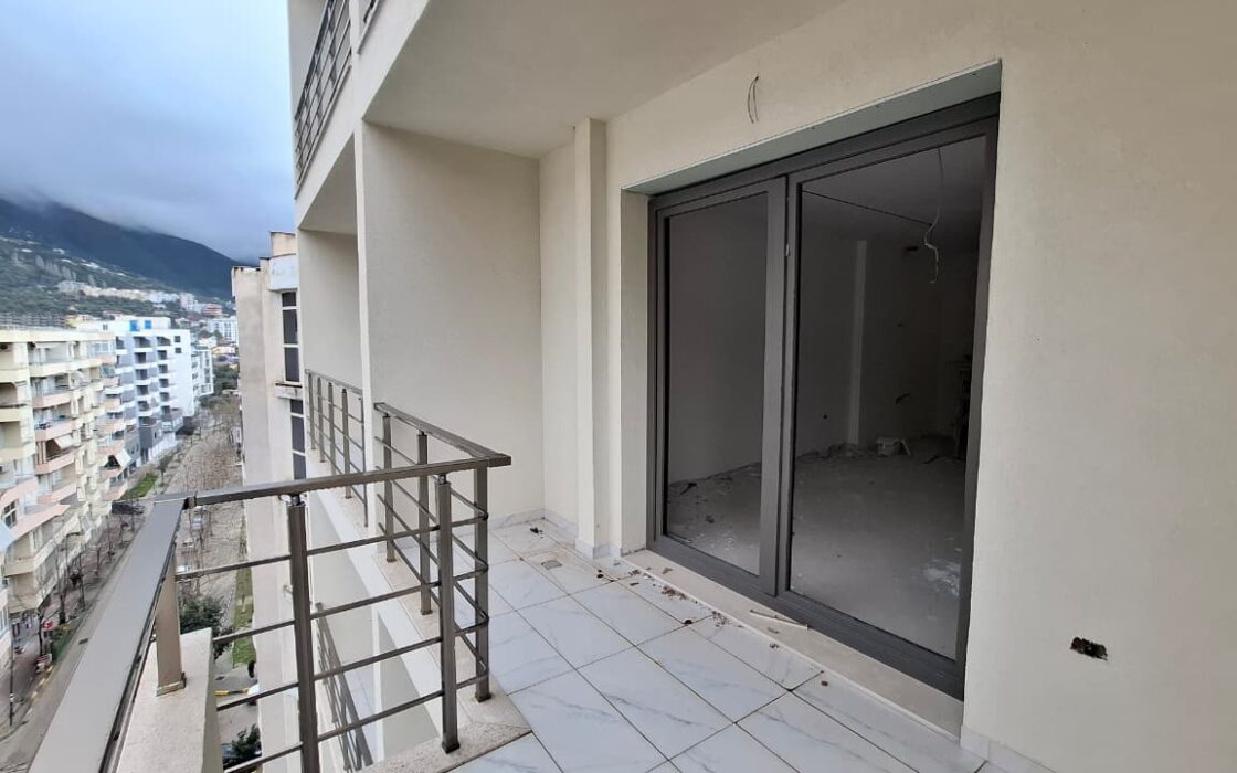 Nowy 2-pokojowy apartament z balkonem w stanie deweloperskim – Lungomare, Wlora