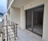 Nowy 2-pokojowy apartament z balkonem w stanie deweloperskim – Lungomare, Wlora