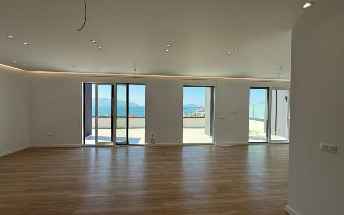 Penthouse z  werandą 43m2 i widokiem na morze oraz góry – Lungomare, Wlora