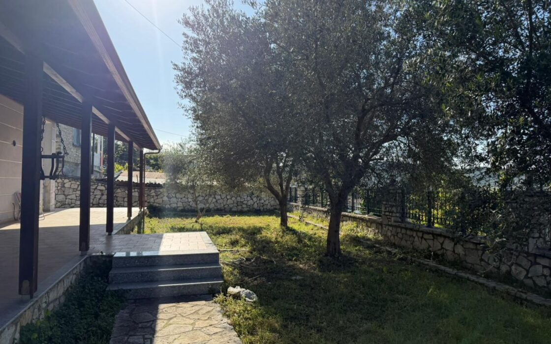 Dom 187m2 z ogrodem 1000 m2- Wlora