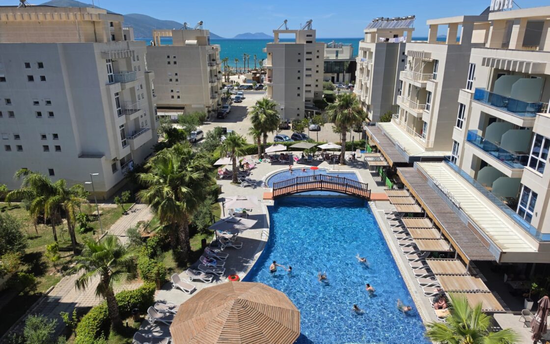 Słoneczny 2 pokojowy Apartament przy Plaży z Basenem – Radhimë
