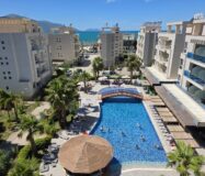 Słoneczny 2 pokojowy Apartament przy Plaży z Basenem – Radhimë