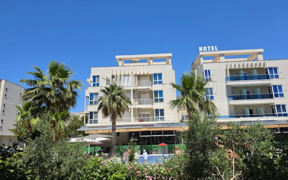 Słoneczny 2 pokojowy Apartament przy Plaży z Basenem – Radhimë