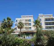Słoneczny 2 pokojowy Apartament przy Plaży z Basenem – Radhimë