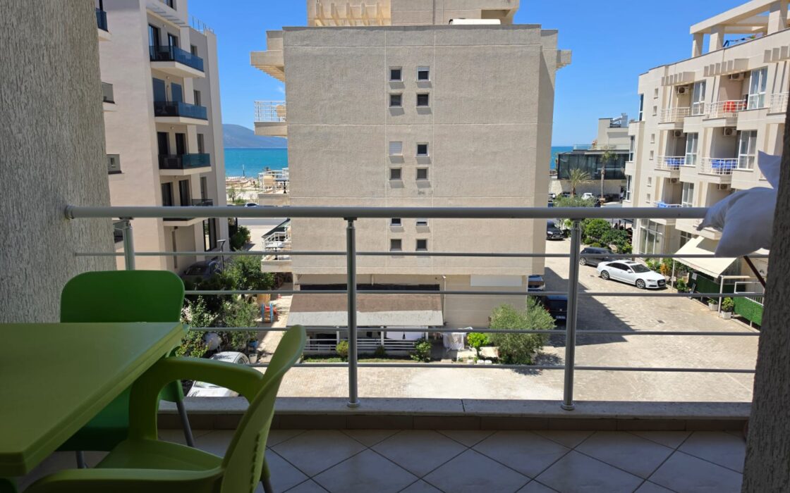Słoneczny 2 pokojowy Apartament przy Plaży z Basenem – Radhimë