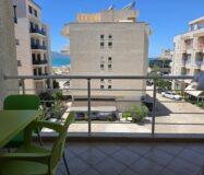 Słoneczny 2 pokojowy Apartament przy Plaży z Basenem – Radhimë