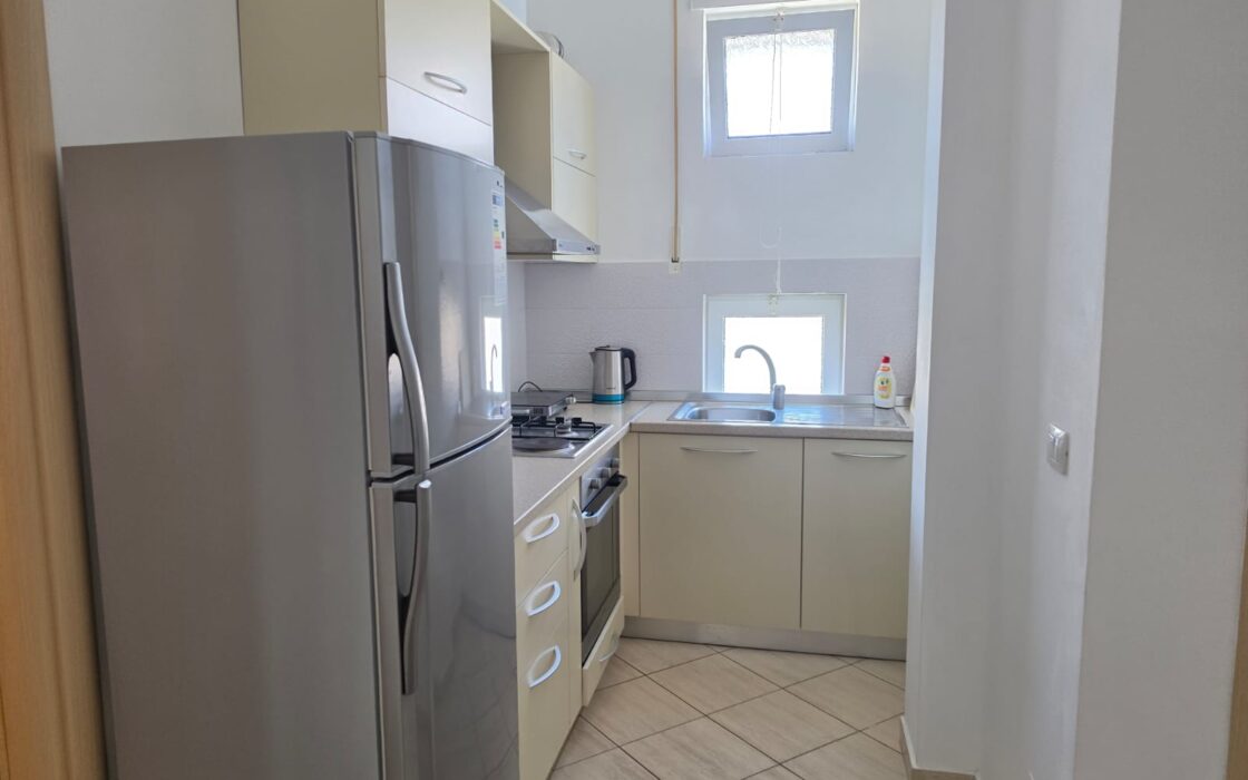 Słoneczny 2 pokojowy Apartament przy Plaży z Basenem – Radhimë