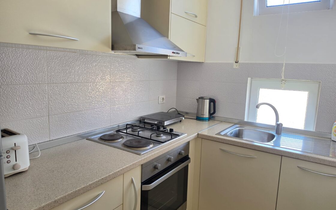 Słoneczny 2 pokojowy Apartament przy Plaży z Basenem – Radhimë