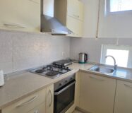Słoneczny 2 pokojowy Apartament przy Plaży z Basenem – Radhimë