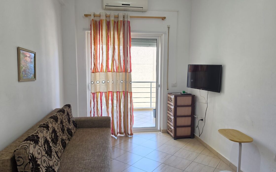 Słoneczny 2 pokojowy Apartament przy Plaży z Basenem – Radhimë