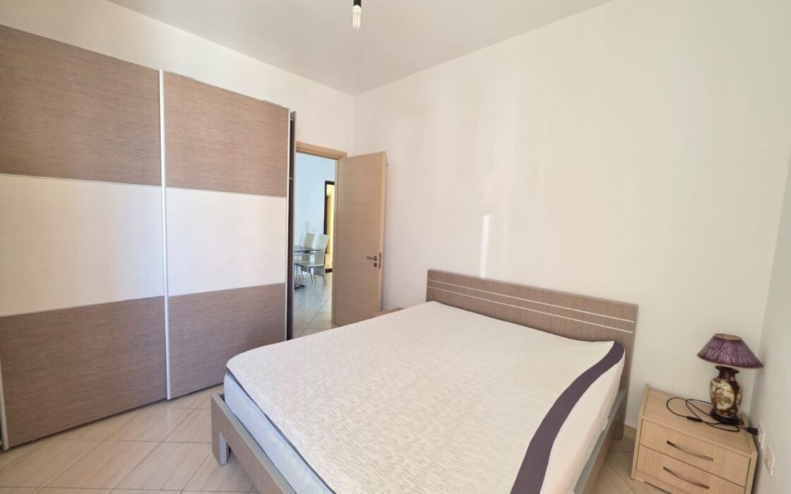 Słoneczny 2 pokojowy Apartament przy Plaży z Basenem – Radhimë