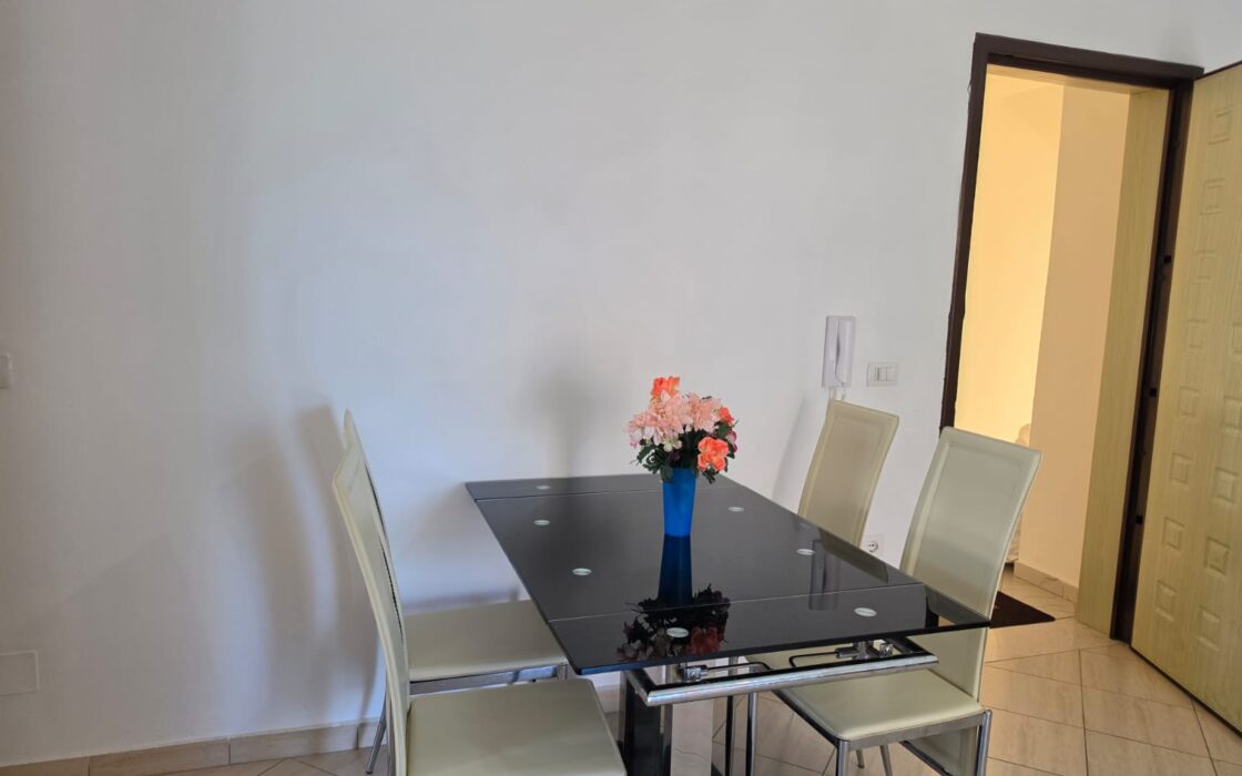 Słoneczny 2 pokojowy Apartament przy Plaży z Basenem – Radhimë