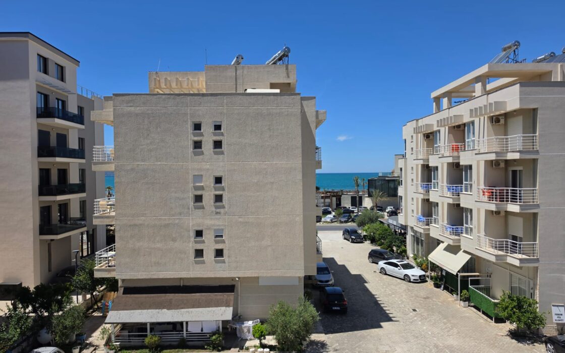 Słoneczny 2 pokojowy Apartament przy Plaży z Basenem – Radhimë