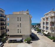Słoneczny 2 pokojowy Apartament przy Plaży z Basenem – Radhimë
