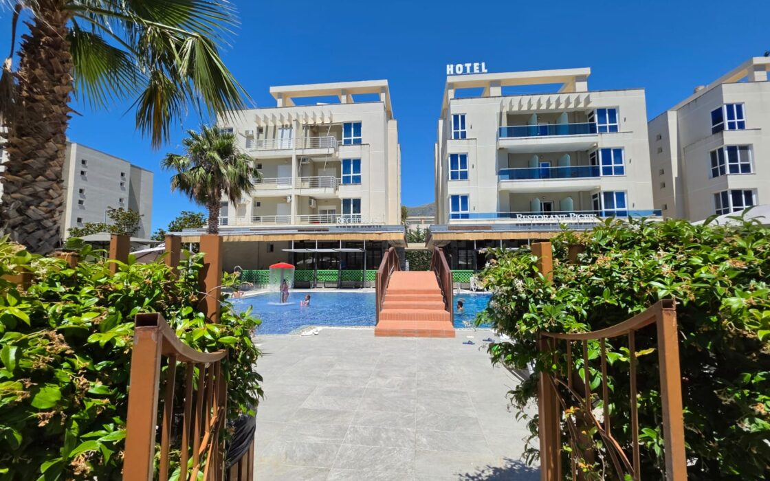 Słoneczny 2 pokojowy Apartament przy Plaży z Basenem – Radhimë