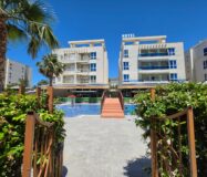 Słoneczny 2 pokojowy Apartament przy Plaży z Basenem – Radhimë