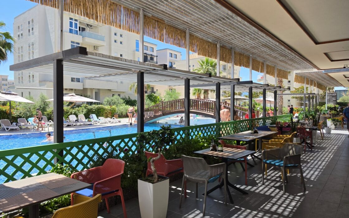 Słoneczny 2 pokojowy Apartament przy Plaży z Basenem – Radhimë